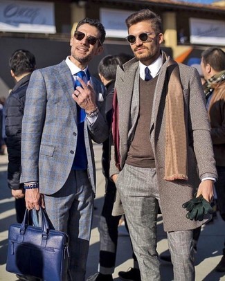 Comment porter un costume en laine à carreaux gris