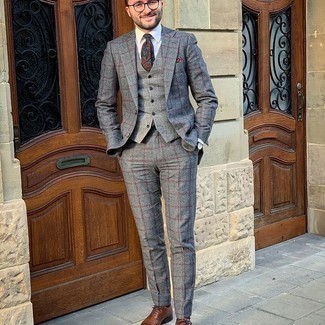 Comment porter un costume en laine à carreaux gris