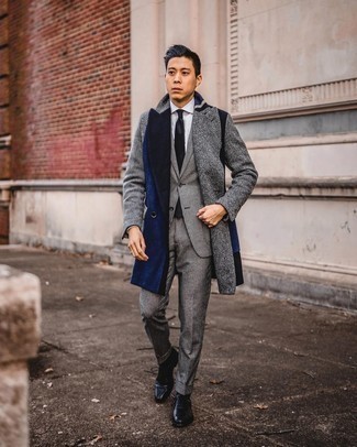 Comment porter un costume en laine à carreaux gris