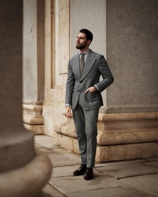 Comment porter un costume en laine à carreaux gris