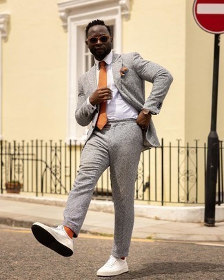 Comment porter un costume en laine à carreaux gris