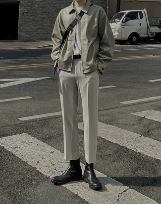 Une veste harrington à porter avec un pantalon chino gris