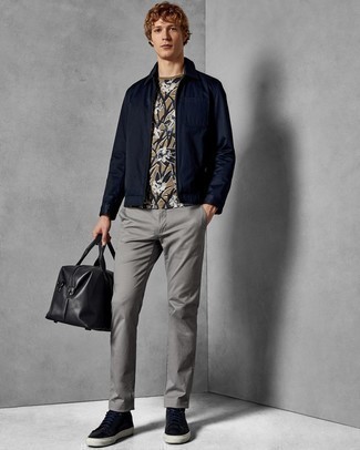 Une veste harrington à porter avec un pantalon chino gris
