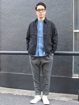 Une veste harrington à porter avec un pantalon chino gris