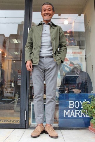 Une veste harrington à porter avec un pantalon chino gris