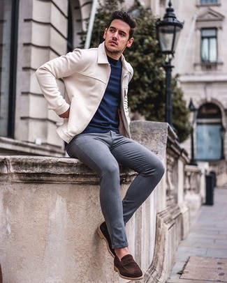 Une veste harrington à porter avec un pantalon chino gris