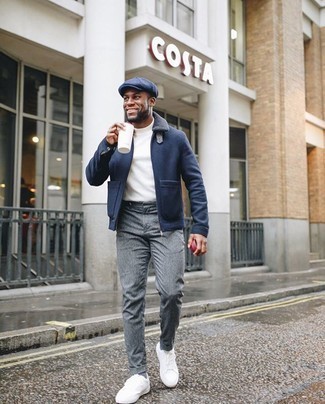 Une veste harrington à porter avec un pantalon chino gris
