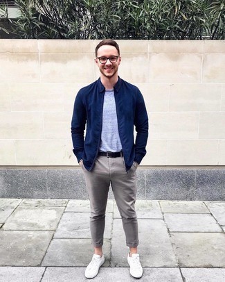 Une veste harrington à porter avec un pantalon chino gris