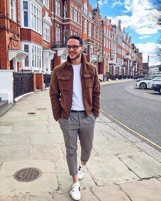 Une veste harrington à porter avec un pantalon chino gris