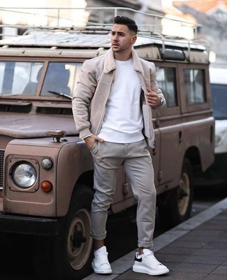 Une veste harrington à porter avec un pantalon chino gris