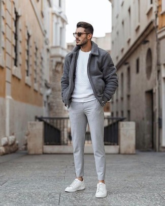Une veste harrington à porter avec un pantalon chino gris