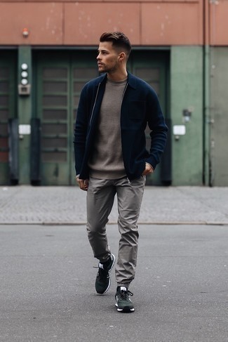 Une veste harrington à porter avec un pantalon chino gris