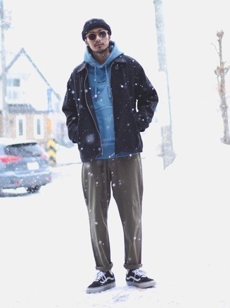 Une veste harrington à porter avec un pantalon chino gris