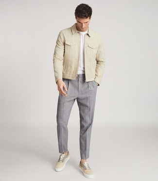 Une veste harrington à porter avec un pantalon chino gris