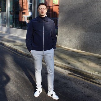 Une veste harrington à porter avec un pantalon chino gris