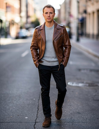 Une veste motard à porter avec un pull à col rond gris pour un style chic decontractés