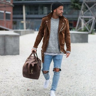 Une veste motard à porter avec un pull à col rond gris
