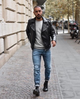 Une veste motard à porter avec un pull à col rond gris