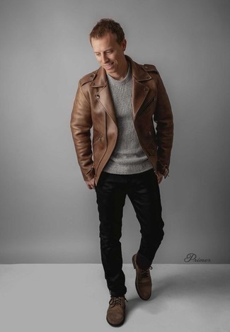 Une veste motard à porter avec un pull à col rond gris pour un style chic decontractés