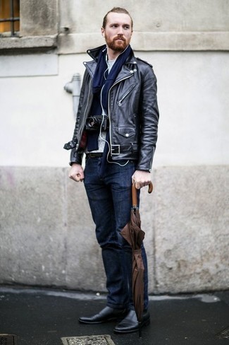 Une veste motard à porter avec un pull à col rond gris pour un style chic decontractés