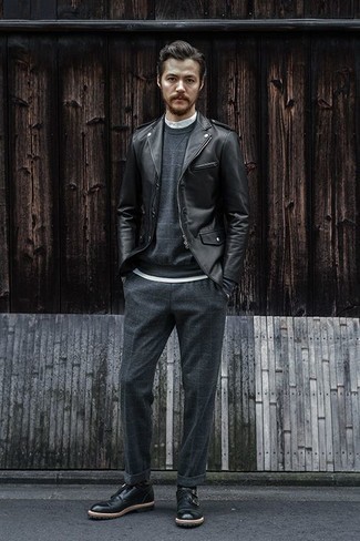 Une veste motard à porter avec un pull à col rond gris pour un style chic decontractés