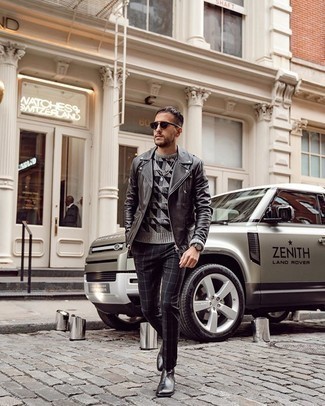 Une veste motard à porter avec un pull à col rond gris pour un style chic decontractés