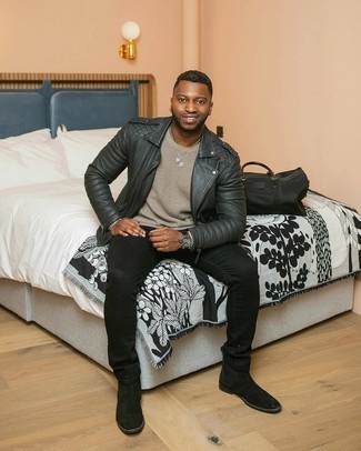Une veste motard à porter avec un pull à col rond gris pour un style chic decontractés