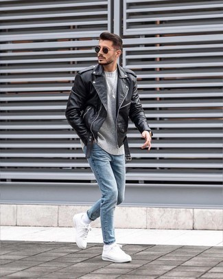 Une veste motard à porter avec un pull à col rond gris