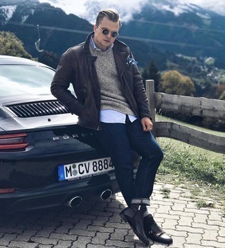 Une veste motard à porter avec un pull à col rond gris pour un style chic decontractés