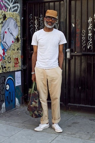 Des baskets basses à porter avec un t-shirt à col rond gris