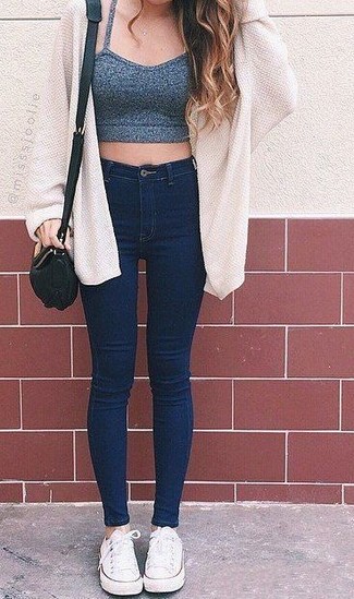 Comment porter un top court gris