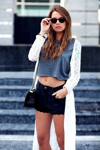 Comment porter un top court gris