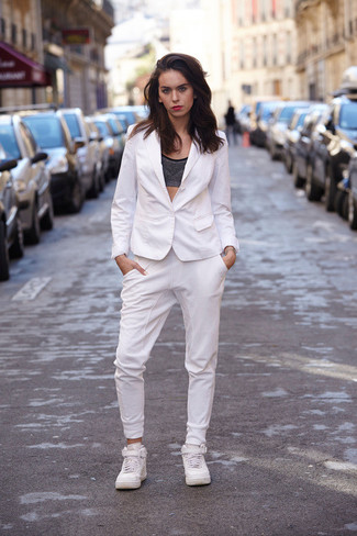 Comment porter un top court gris