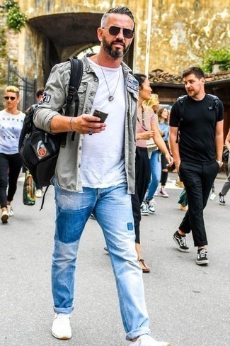 Comment porter une chemise en jean grise