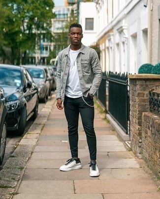 Comment porter une chemise en jean grise