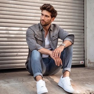 Comment porter une chemise en jean grise