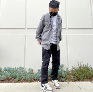 Comment porter une chemise en jean grise
