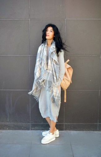 Comment porter une robe grise