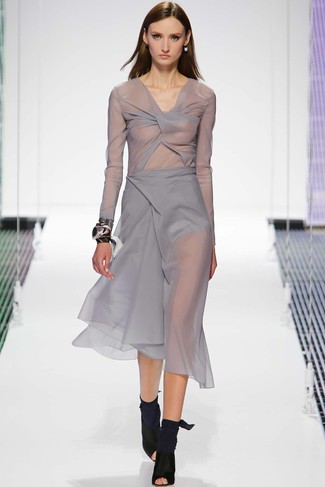 Comment porter une robe grise