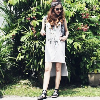 Comment porter une robe grise pour un style decontractés en été