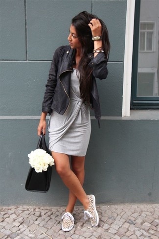 Comment porter une robe grise pour un style decontractés