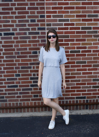 Comment porter une robe grise