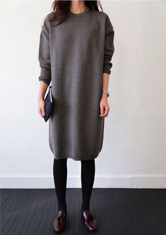Comment porter une robe grise
