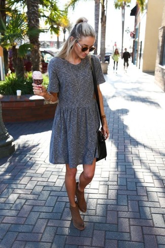 Comment porter une robe grise