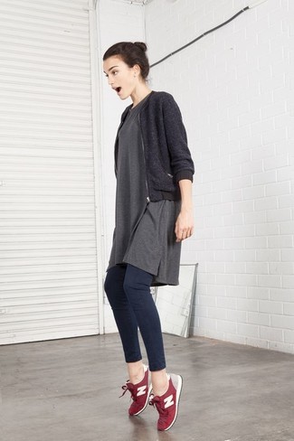 Comment porter une robe grise pour un style relax
