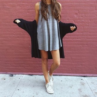 Comment porter une robe grise pour un style decontractés