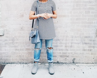 Comment porter une robe grise pour un style relax à 30 ans