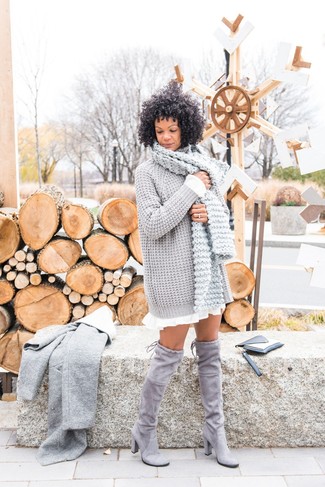 Comment porter une robe grise quand il fait frais après 40 ans