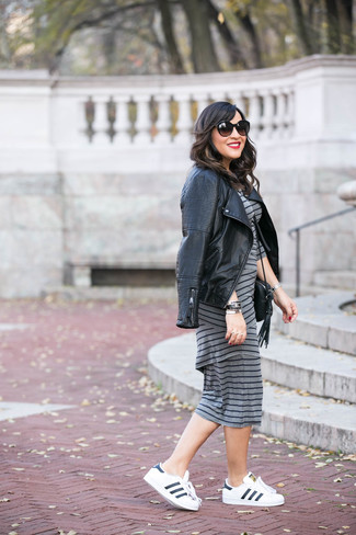 Comment porter une robe grise