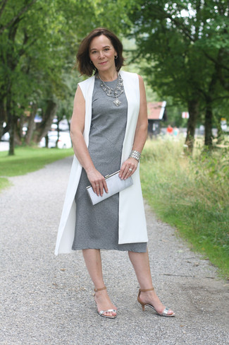 Comment porter une robe grise après 50 ans